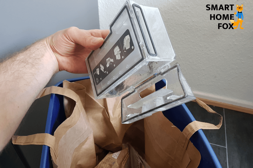 Мобильный пылесборник опорожняется вручную над мусорным ведром